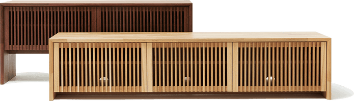Hai chiếc tủ gỗ với mặt nan thanh mảnh
